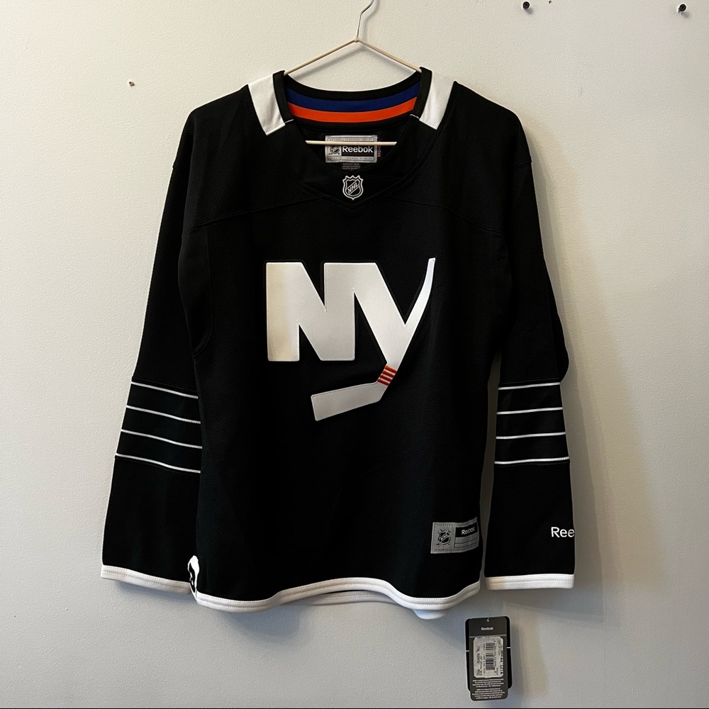 NY Islanders Women’s Jersey. Reebok Long sleeve. Size: Medium Color: Black